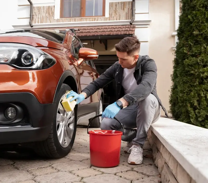 Lavage auto à domicile Bogève : professionnel intervenant sur un véhicule
